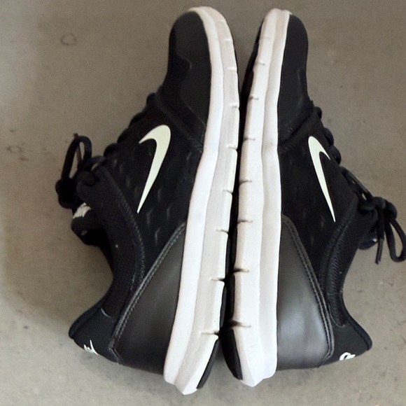 Nike Black and White Running Shoes - Picture 5 of 7